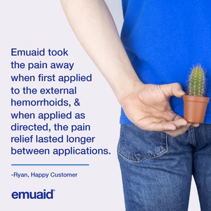 persona che tiene in mano un piccolo cactus con testimonianza di emuaid