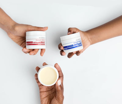 Persone che tengono in mano EMUAID