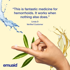 mano che applica la crema per la cura della pelle con acqua e foglie sfondo