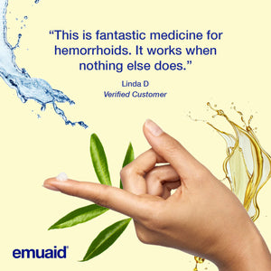 mano che applica la crema per la cura della pelle con acqua e foglie sfondo