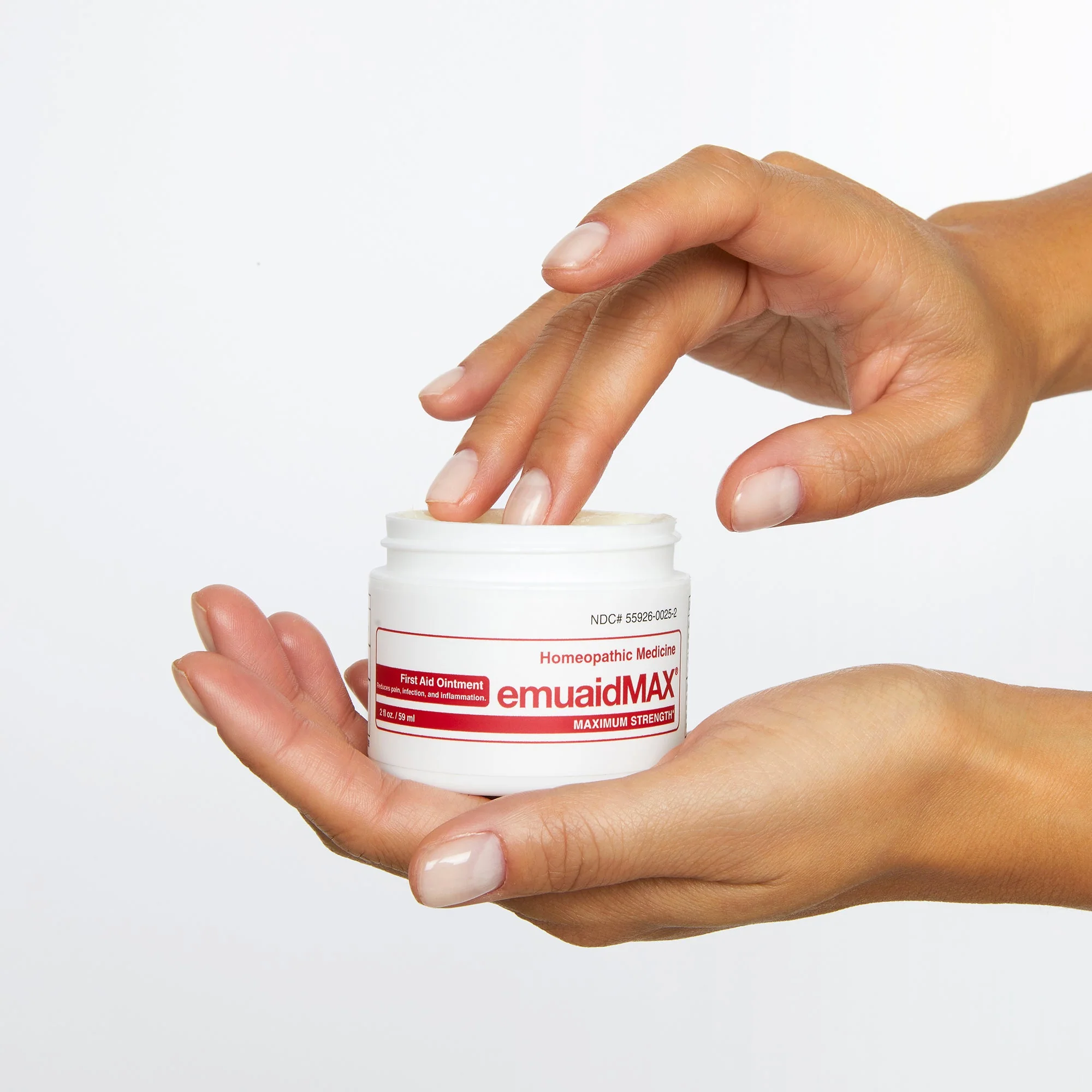 mano con la crema emuaid
