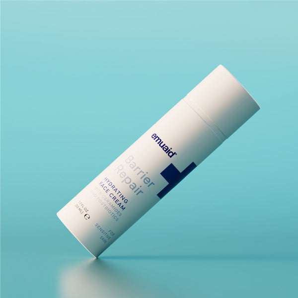 Crema viso idratante barrier repair su sfondo blu