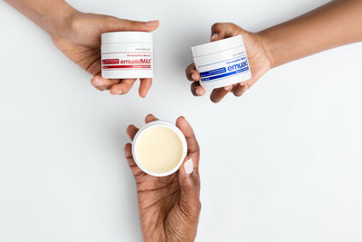 Persone che tengono in mano EMUAID