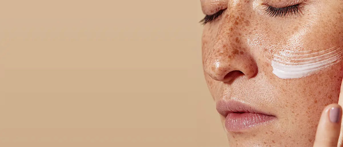 donna che applica una crema per la pelle