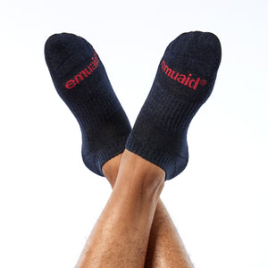 Un'immagine di Emuaid Ionic Silver Socks con logo rosso indossato da una modella