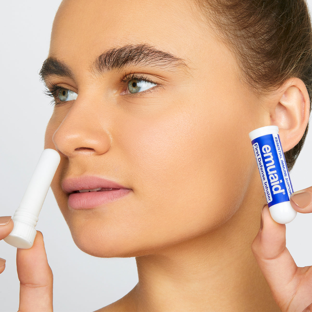 donna che usa l'inalatore essenziale per il supporto immunitario