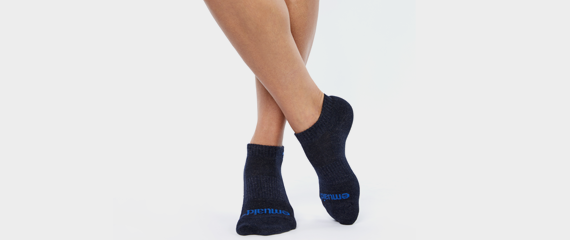 Un uomo che usa le calze d'argento ionico di EMUAID®