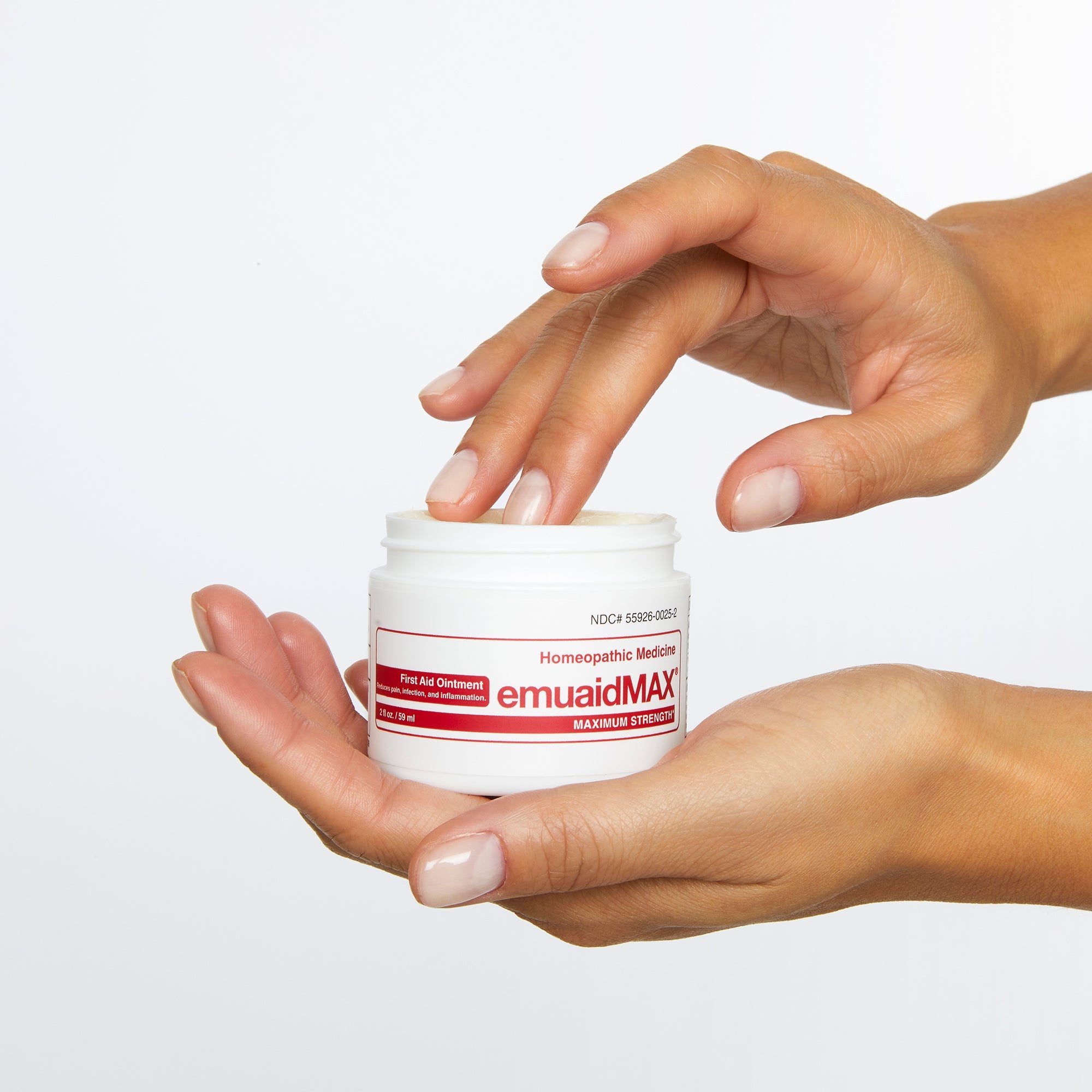 mano con la crema emuaid